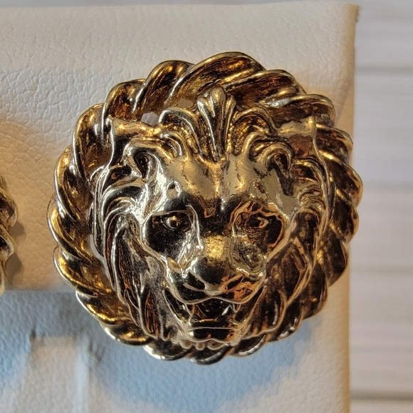 D11 Vintage Gold-tone Lion Clip-on Earrings - Picture 3 of 3